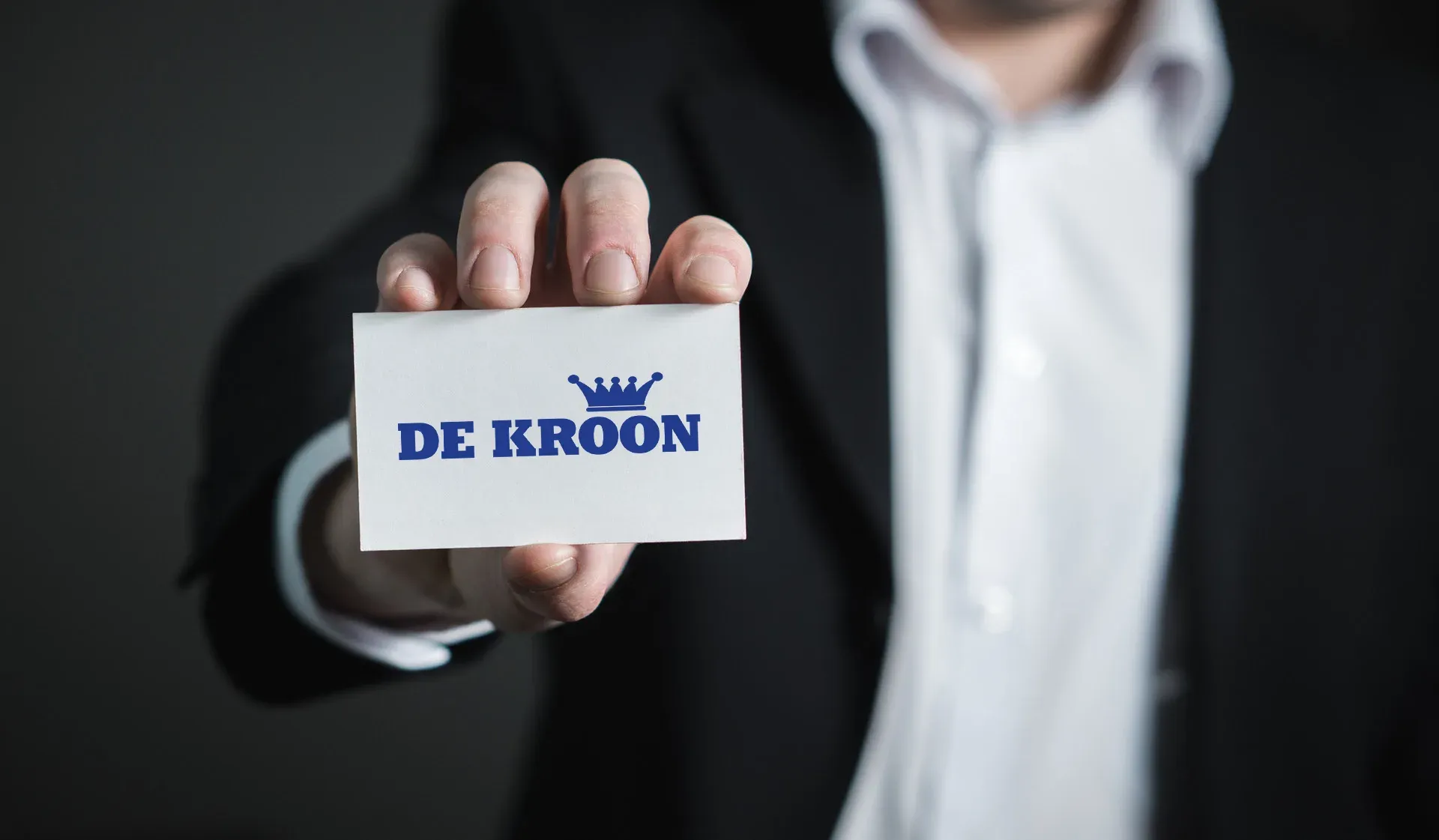 Netjes geperste kleding in een professionele stomerij